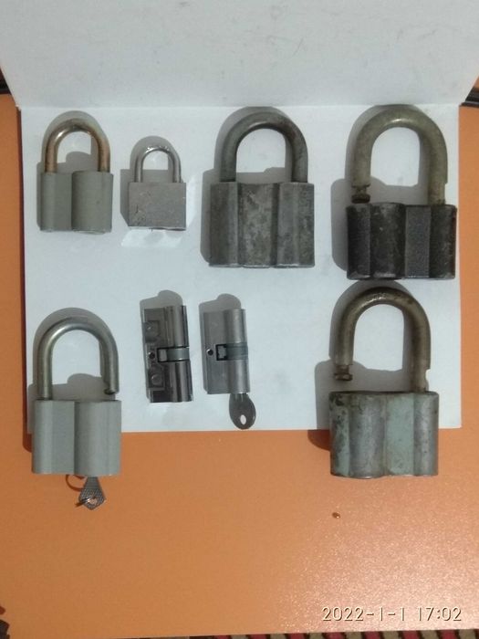 Замки РАЗНЫЕ и сердцевины. БЕЗ ключей ! 12-13 штук См все фото. Обмен.