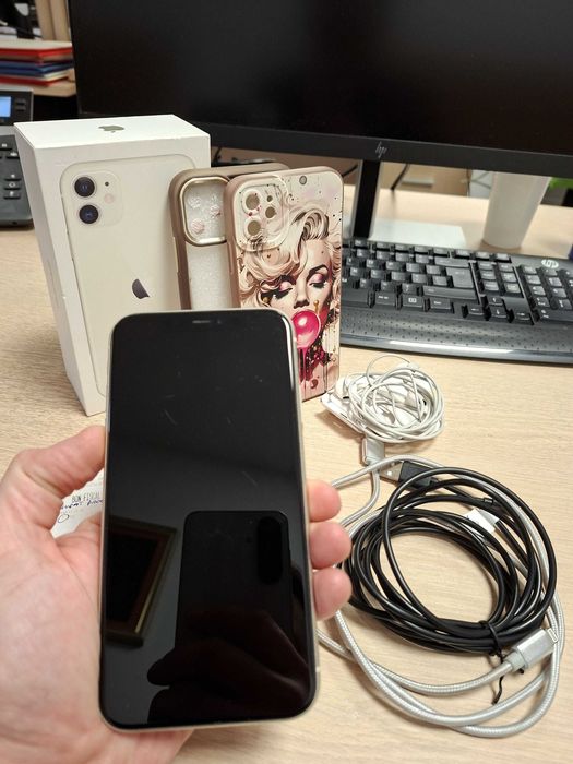 Iphone 11 alb (64Gb) stare f buna, cutie + casti + 2 huse + 2 cabluri