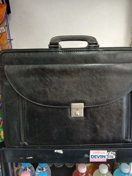 П родавам кожена чанта за лаптоп и документи