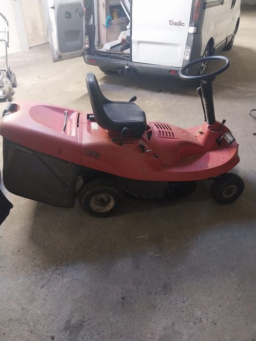 Tractoraș de tuns iarba