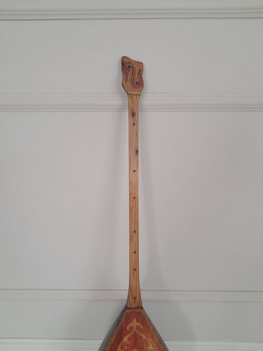 Домбру продам может кому нужно.