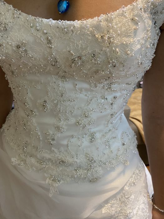 rochie de mireasa alba cu trena extensibila