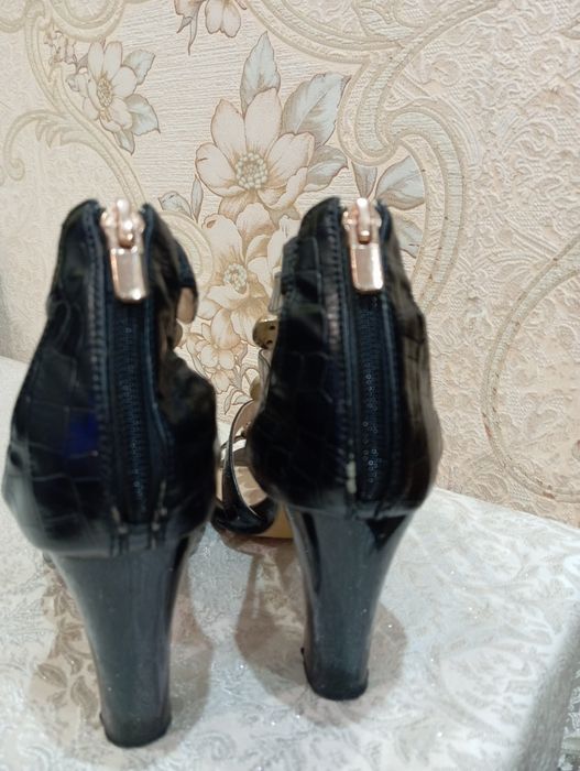 Продаются босоножки.