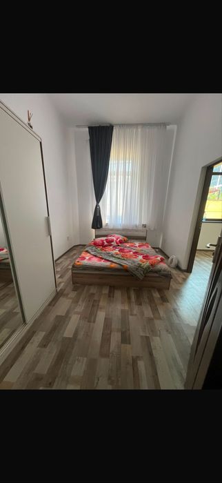 Inchiriez apartament la curte