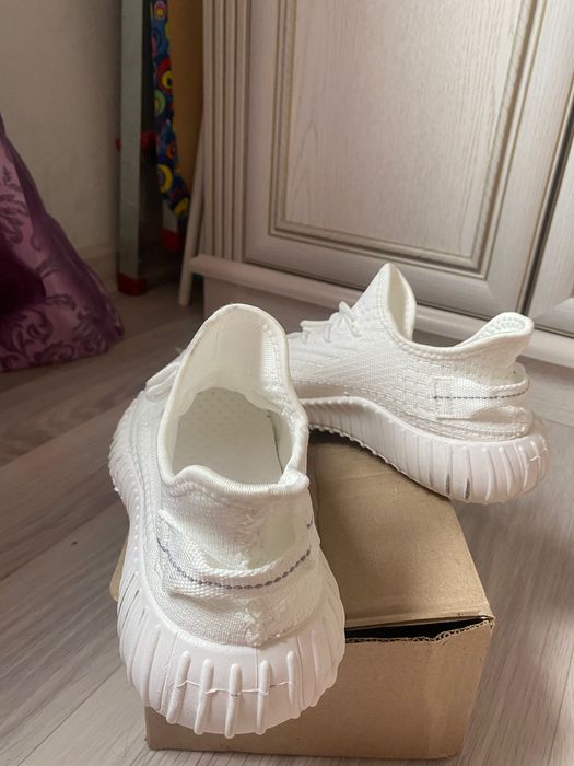 Белые кроссовки (izi)