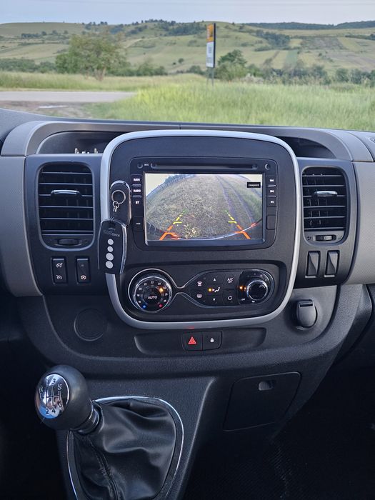 Renault Trafic 2016 • 140 CP • 6 locuri • Încălzire auxiliară • CarPlay • Cameră • LED