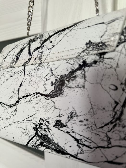 Продавам нова чанта с мраморен принт Marabella