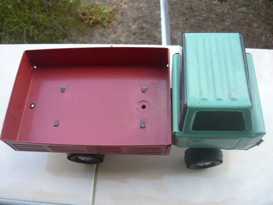 Старо метално камионче