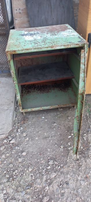 Продам железный шкаф