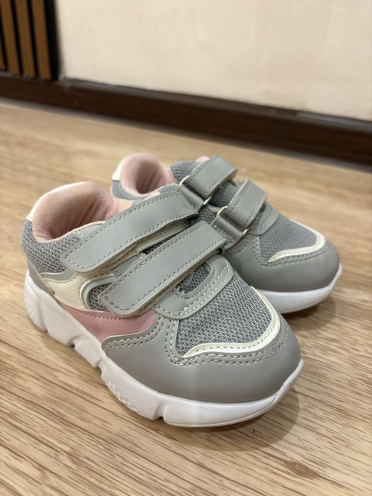 Продам детские кроссовки