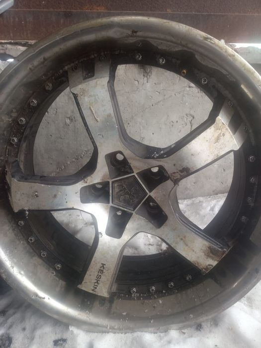 В наличии  два  титановых диска.