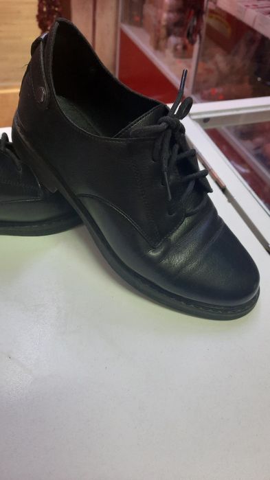 Продаю женские ботинки