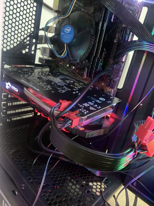 Vand pc de gameing in stare buna carcasa noua 2 coolere