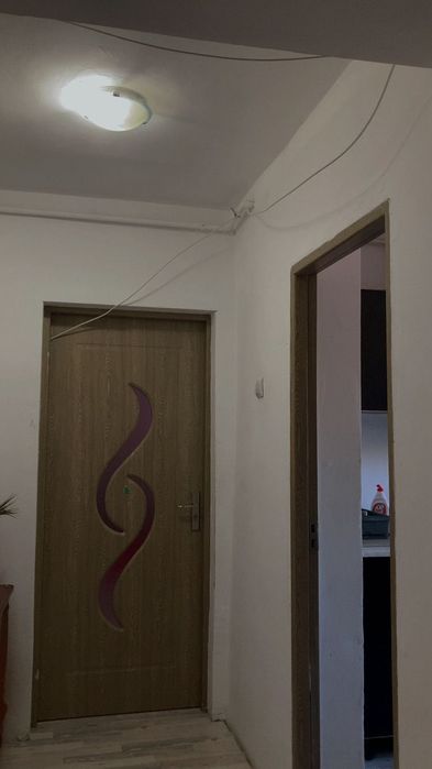 Vând apartament două camere decomandat etaj 2.