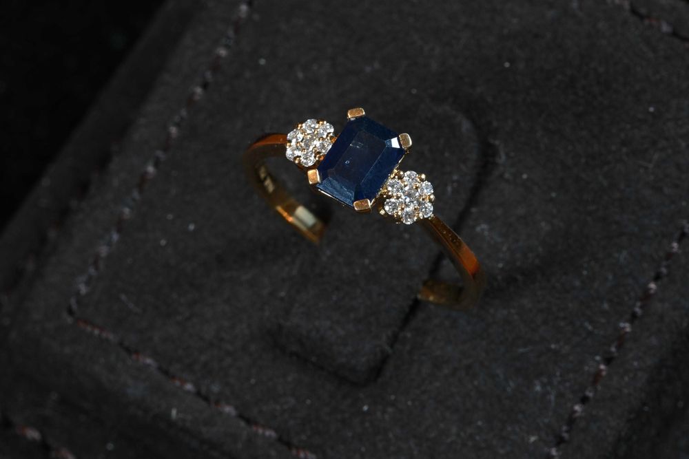 Златен Пръстен 750 (18к) с 14 Диаманта и Сапфир Размер 62