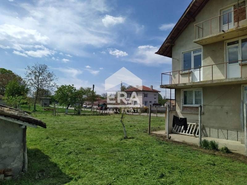 Двуетажна къща в с.Щръклево