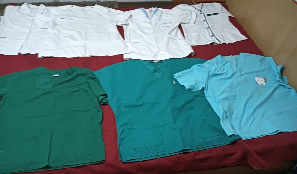 Vând halate medicale pentru doctori și asistente medicale compleuri bluzițe și pantaloni 50 Roni bucata trimit și in tara