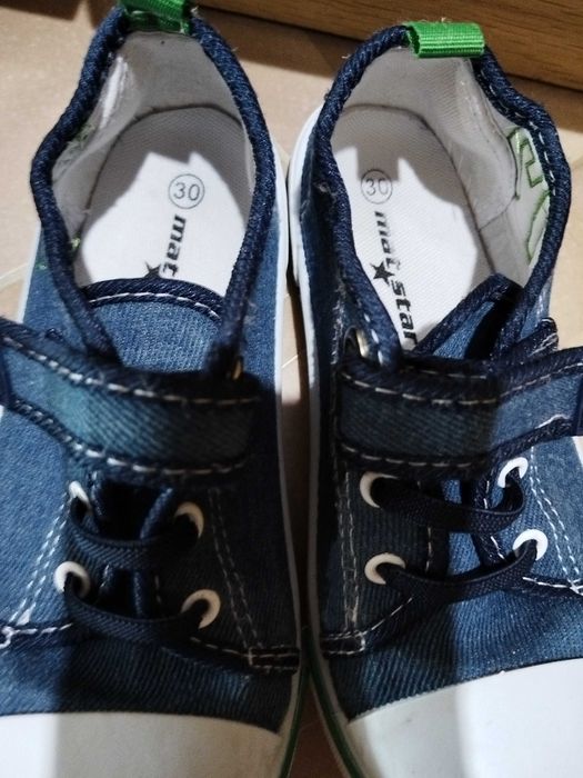 Обувки за момче.