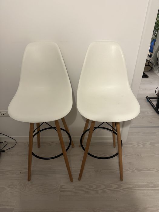 Scaune de bar - doua cu picioare de lemn