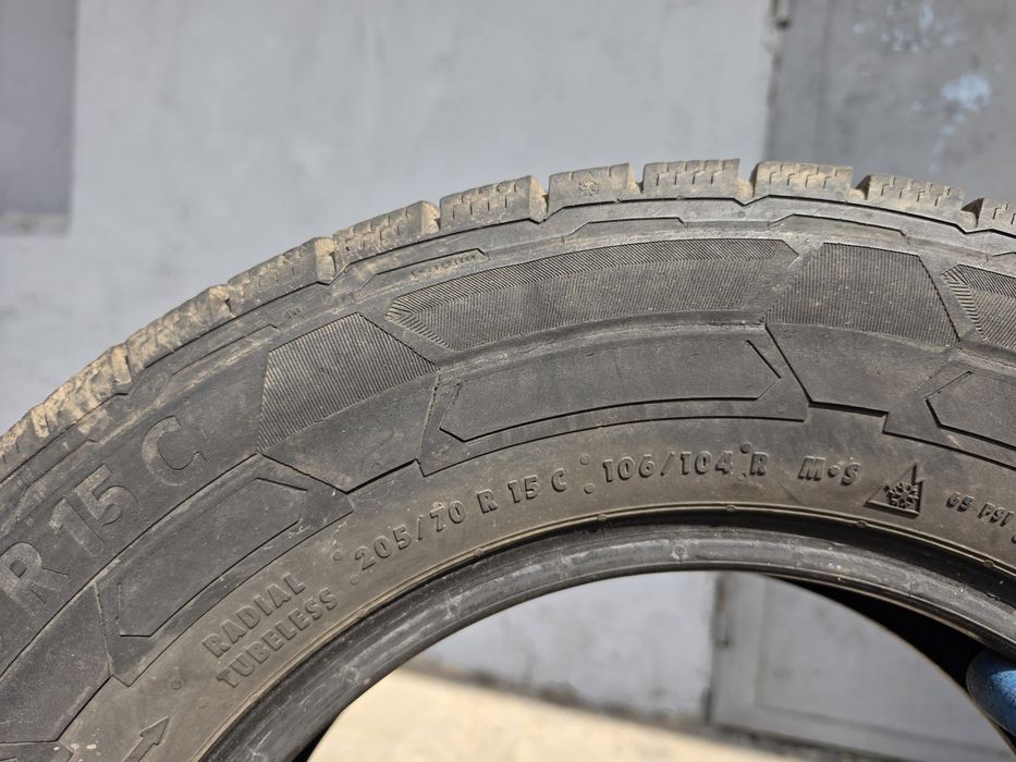 2 бр.  гуми за бус  205/70/15C Continental 9 mm DOT 4516