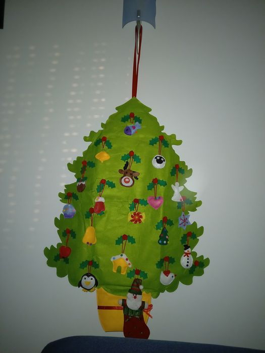 Vând brad de fetru de agățat pe perete cu decorațiuni