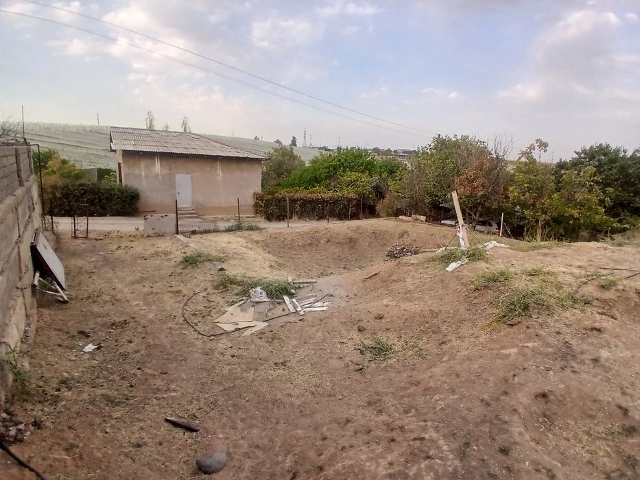 Yer sotiladi 6 sotih dacha uchun.