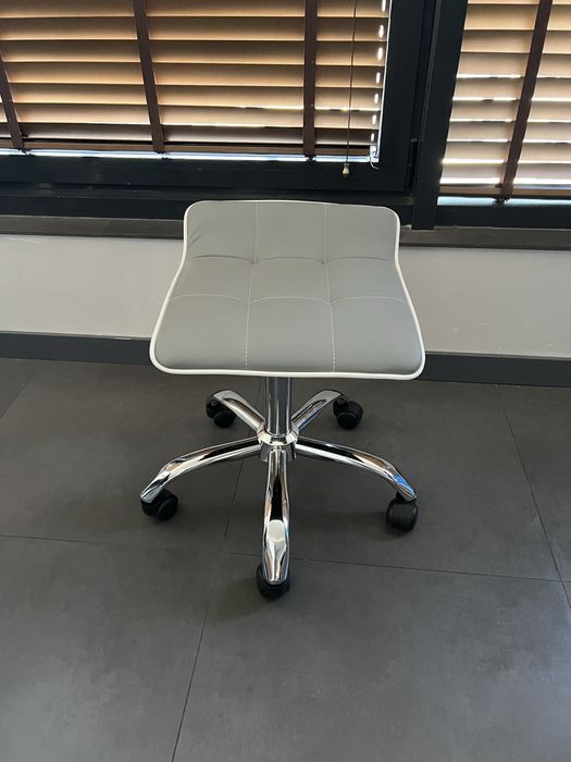 Стол Париж на колелца -24м гаранция+ безплатна доставка до офис