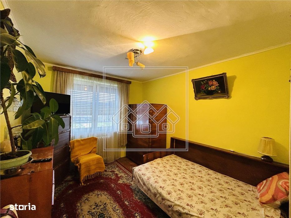 Ap decomandat, 3 camere, balcon, pivnita - N. Iorga