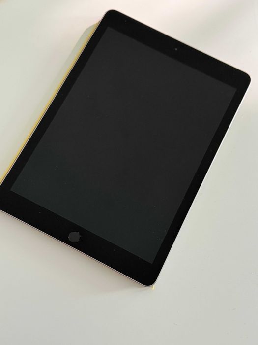 Apple iPad 6th Gen | 32 GB | Space Gray (A1893)