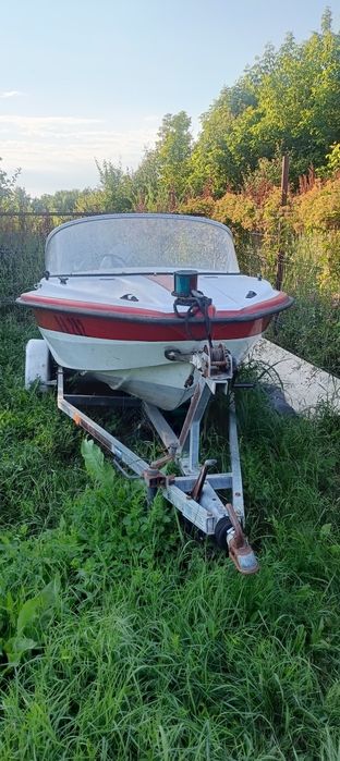Peridoc si salupa cu motor  defect,fara acte,depozitat in hambar,pret in lei 7900