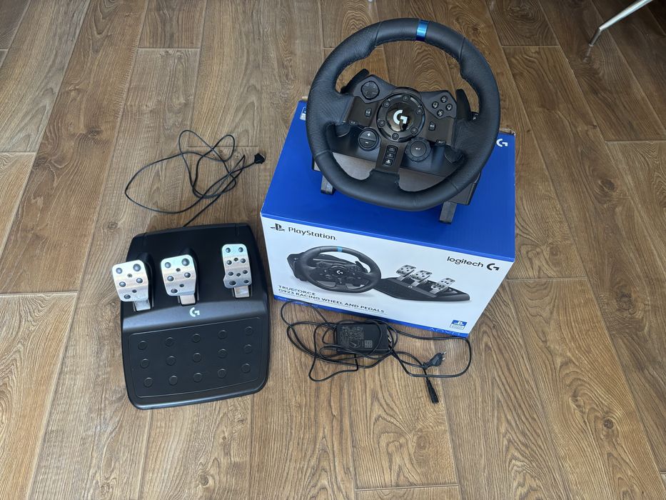 Logitech G923 TrueForce Racing Wheel за PlayStation/PC + педали
