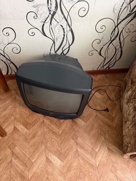 Телевизор и люстра