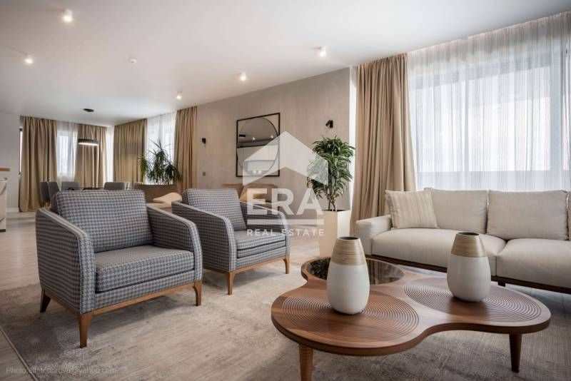 Луксозен тристаен апартамент за продажба в затворен комплекс, на брега