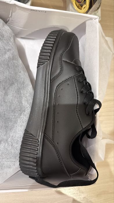 Абсолютно новые кросовки