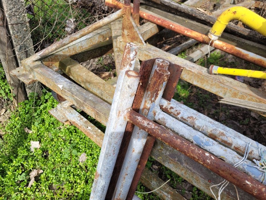 Продавам 4 основи на метално скеле Количка