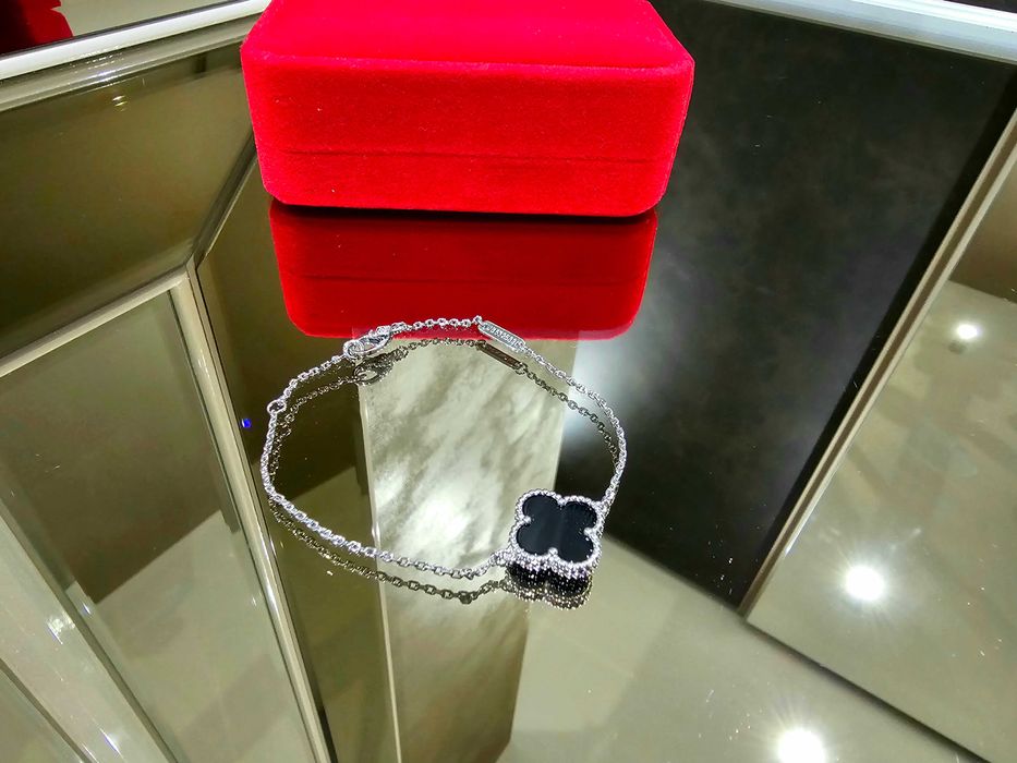 Van Cleef & Arpels VCA Silver Black Alhambra 1 Motif Дамска Гривна