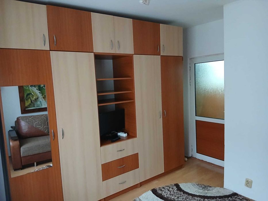 Închiriez apartament cu 2 camere decomandat