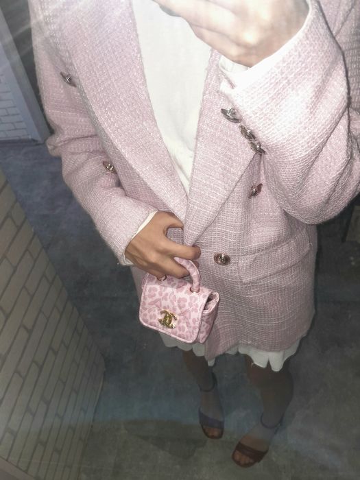 Розовый пиджак с золотой окраской пуговицы