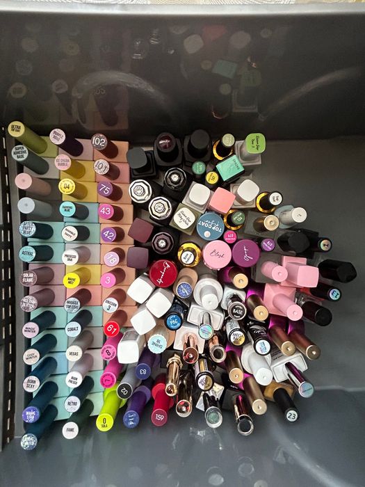 Vând produse de manichiură