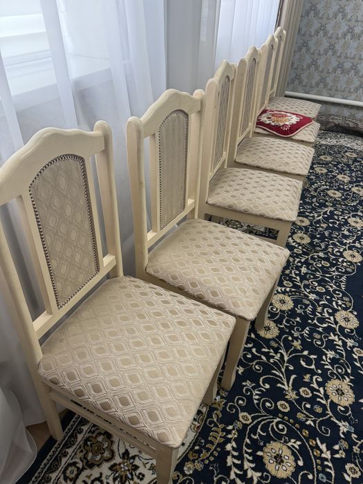 Стол и стулья в хорошем качестве