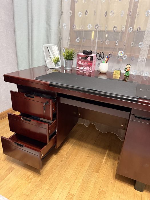 Стол письменый, в хорошем качестве