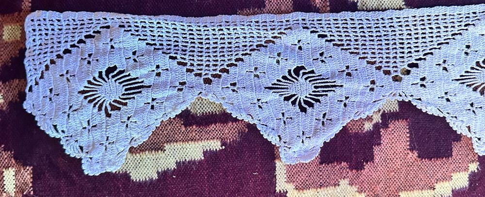 Dantelă croșetată cu acul din melană . 1m/30 lei. Nouă, nefolosită.
