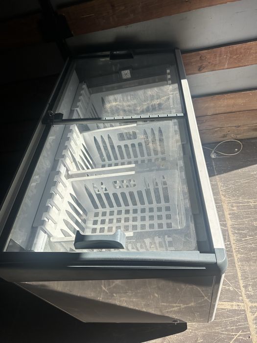 Продам витринный морозильник