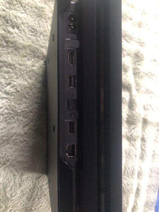 Playstation4 pro 1 TB si un controller - pachet cu FIFA 17+FIFA18