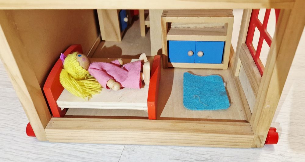 Casuta de papusi, din lemn de calitate