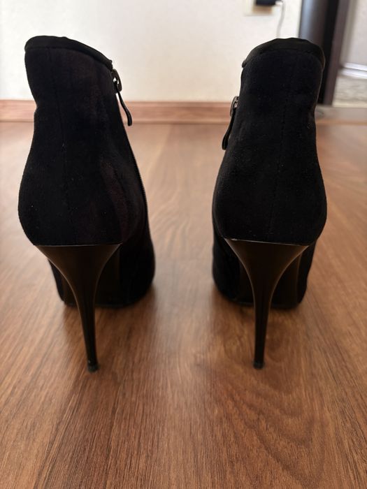 Чёрная женская обувь