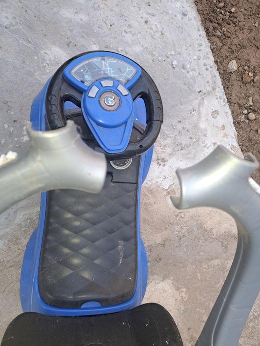 Masinuta copii Nelik, plastic, greutate maxima 27 kg, albastru, cu melodii, maner de impins pentru parinti
