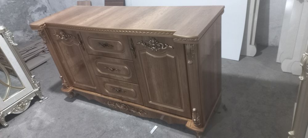 Shoxona uslubda kamod va tosh oynalar