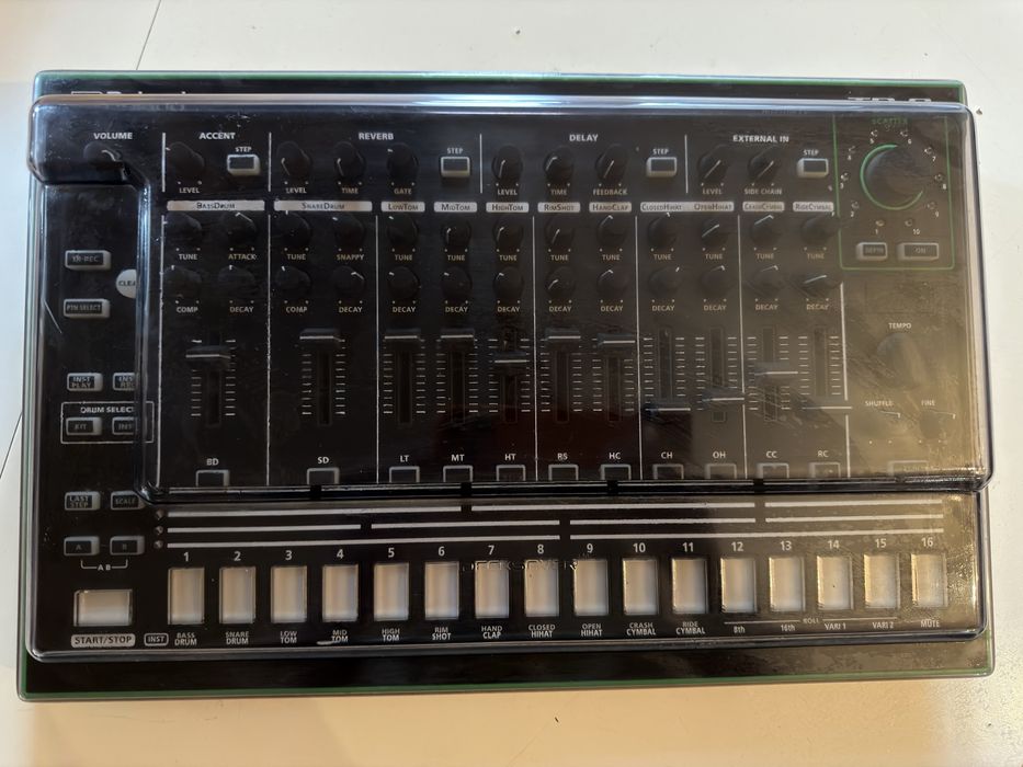 Roland AIRA TR-8 Rhythm Performer + Decksaver (Stare Impecabilă)