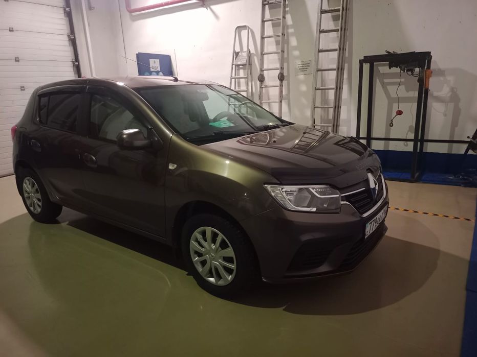 Продам машину Рено Сандеро